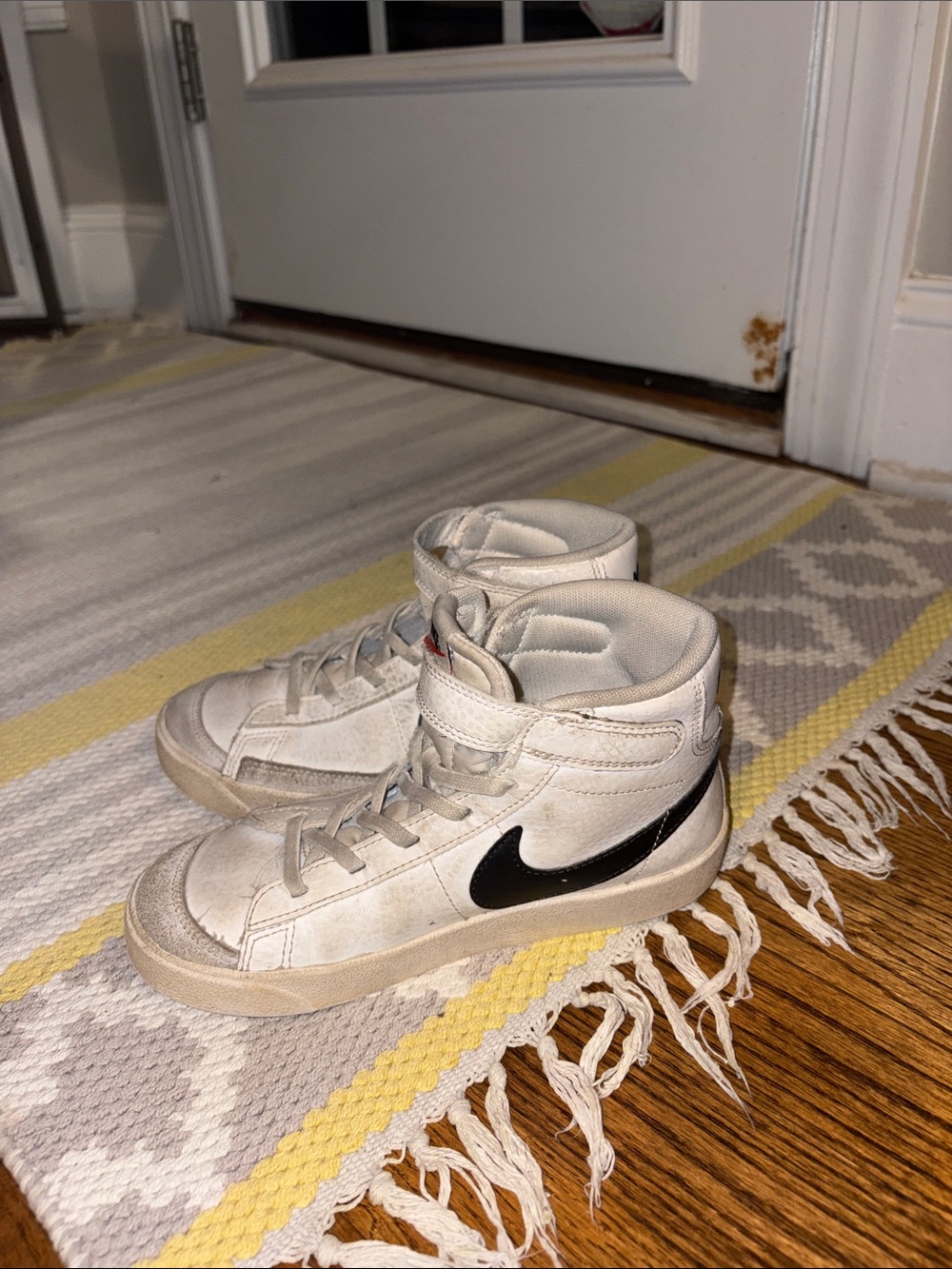 Nike Blazer Mid '77 Vintage White Black High-Top Sneakers Velcro